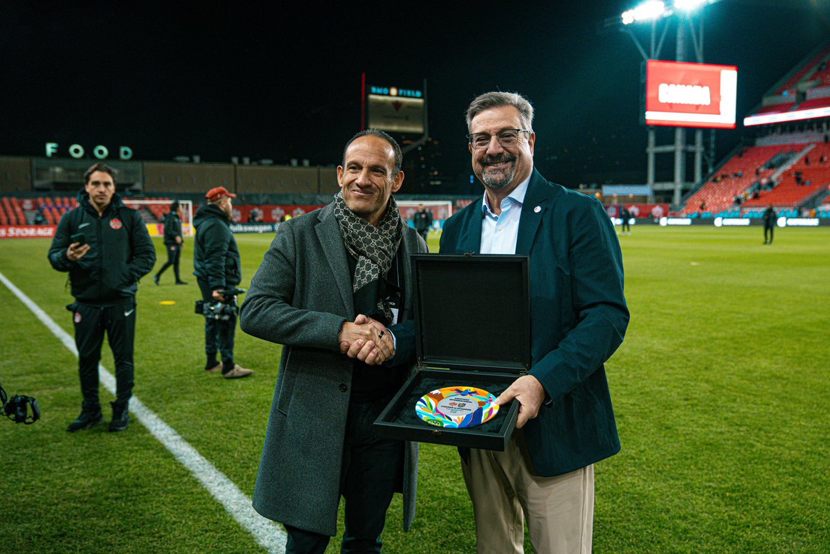 FEFecuador's tweet image. Nuestro presidente, Francisco Egas y Peter Augruso, presidente de la Canada Soccer, realizaron el tradicional intercambio protocolario, un momento que simboliza la amistad y cooperación entre nuestras federaciones. 

¡El fútbol siempre nos une!

#FEF 🇪🇨
