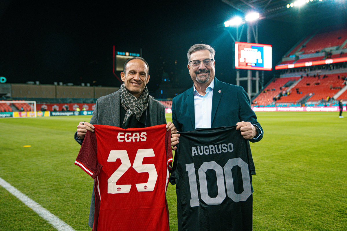 FEFecuador's tweet image. Nuestro presidente, Francisco Egas y Peter Augruso, presidente de la Canada Soccer, realizaron el tradicional intercambio protocolario, un momento que simboliza la amistad y cooperación entre nuestras federaciones. 

¡El fútbol siempre nos une!

#FEF 🇪🇨