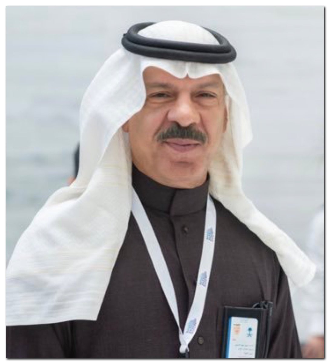 من قناديل المعرفة والثقافة التي تُشعُ مصابيح النور في فضاء التويتر الفسيح هو الأستاذ "حسين الشمري" الذي أضاف لي الكثير من خلال مشاركاتِهِ القيمّة في مساحاتي الحوارية.
هذا الرجل يستحق مني كلمة إشادة ذات مديح وتقريط لما يتمتع بهِ من خُلق رفيع ذو قيمّة إنسانية زاهرة وعطرة.
"أبا