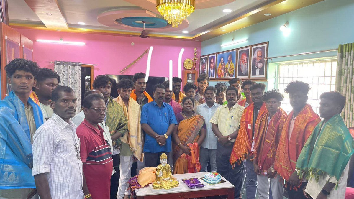 vj_kazahagam's tweet image. எப்படி திமுகவில் இருந்து கொண்டு தவெக கட்சியிலிருந்து திமுக வில் இணைந்தார்கள் என்று செய்தி வருமோ 

அதே #Format ஐ பிசிறு தட்டாமல்  விசிக வில் இருந்து கொண்டு தவெக கட்சியிலிருந்து விசிக யில் இணைந்தார் கள் என்று எச்ச தனம் செய்து கொண்டு இருக்கின்றார்கள் 😁😁😁