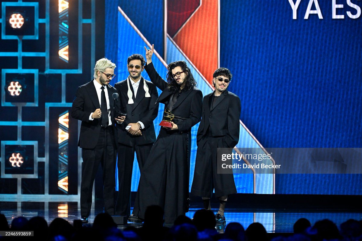 Firma de quienes estuvieron en el primer #LatinGRAMMY de Morat 

-Crew Morat Nation