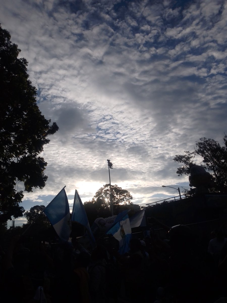 El atardecer de un día que ojalá al final traiga una gran alegría.
#VamosGuate