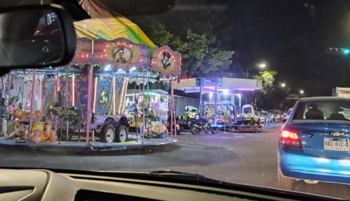 enigmacjalisco's tweet image. @GdlMovilidad buen día. Pueden apoyar por favor con sus agentes en Avenida presa Osorio 3234 col Agustín Yañez. Las calles invadidas por juegos, negocios de comida y coches mal estacionados. @GdlsinVialidad @JaliscoVial @PoderAG_Jal @PoderAG_Zap