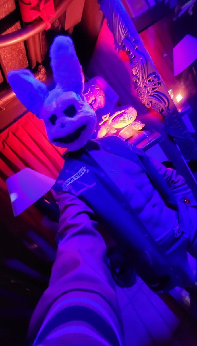 Esta foto me encanto. 
#HalloweenSwinger

Les gusta el Conejito? 🐰🥕

#ParejaSwinger #Cuckold #TrioHmH #ChicasUnicornio