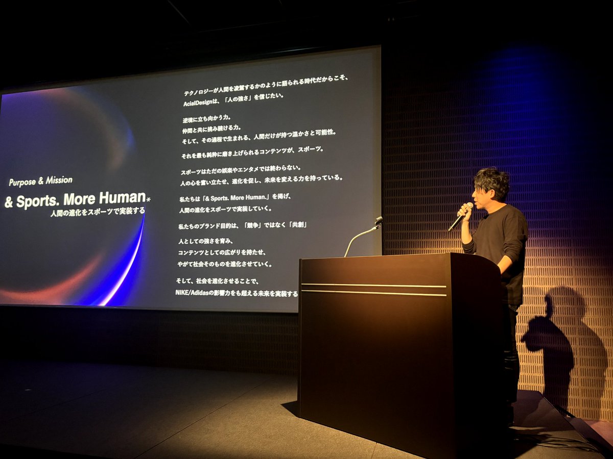 shunsukeazuma's tweet photo. 先週末は #アーシャルデザイン の全社総会へ。

毎回 小園 翔太 @sk_acialdesign 代表のプレゼンと同僚たちの姿勢と成果に奮い立たされる一日になりますが、今年はこれまででも最高の熱量だったように感じました。

私も自分ならではの仕事で、自分にしか出来ない形で貢献することを改めて誓います。

ちなみに4年連続でアワードの司会を担当させていただきましたが、昨年老眼で台本が読めなかった私のために大きな台本をご用意いただきました。

思いやりあふれる仲間たちに感謝！！！