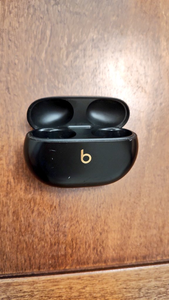 SI PERDISTE TU CARGADOR DE AURICULARES MIENTRAS ANDABAS EN BICI POR LIBERTADOR ALTURA HIPÓDROMO CONTACTAME QUE ESTOY NECESITANDO LOS AURICULARES! 👍🏻