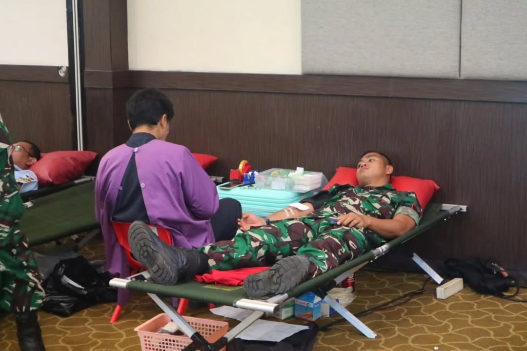 Cakra_Kostrad's tweet photo. Tetes Darah Prajurit Yonarmed 1 Kostrad untuk Sesama
@Puspen_TNI @tni_ad @divif_1_kostrad @divif2kostrad @divif3kostrad #tni #tniad #Kostrad #Cakra #kostradpeduli #kostradberbagi #TNIADMengabdiDanMembangunBersamaRakyat #penkostrad https://t.co/WoIDT6eNjs