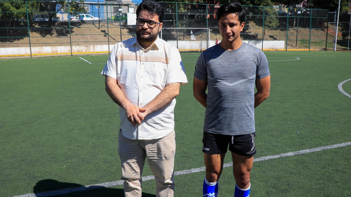 Participé en un encuentro deportivo en la cancha de La Curva, en Minas Palacio, junto al Presidente Municipal de Jilotzingo, Raziel Chavarría.
Este partido, simboliza el trabajo conjunto entre nuestras comunidades.
A través de #LasHuellasDeLaTransformacion recuperamos la cancha