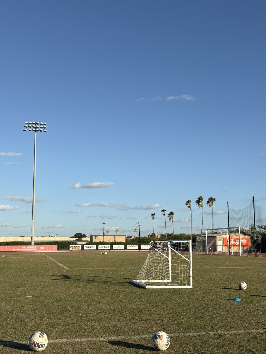 November in the Valley 🌴☀️ #RallyTheValley <a href="/A_Larson0/">Audra Larson</a>