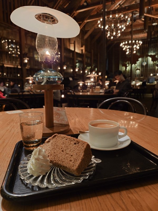 石油ランプに照らされた広々とした木造の空間…北一ホール！

北一特製ロイヤルミルクティーに紅茶のシフォンケーキ、紅茶好きにとっては最高の組み合わせですね😁

優しい甘みのため、何度食べても美味しいです😋

#akatsuking5_otaru