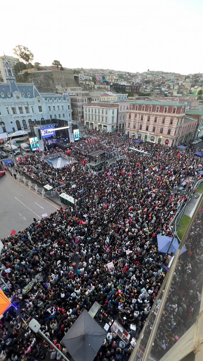 Fracaso total en el cierre de campaña de Evelyn Matthei, no fueron más de 5 mil personas. En plaza Sotomayor de Valpo, a Jeannette Jara la acompañaron 20 mil personas. Y remarcó: "entre encender la rabia y el odio entre los chilenos, yo elijo encender la esperanza". Excelente!