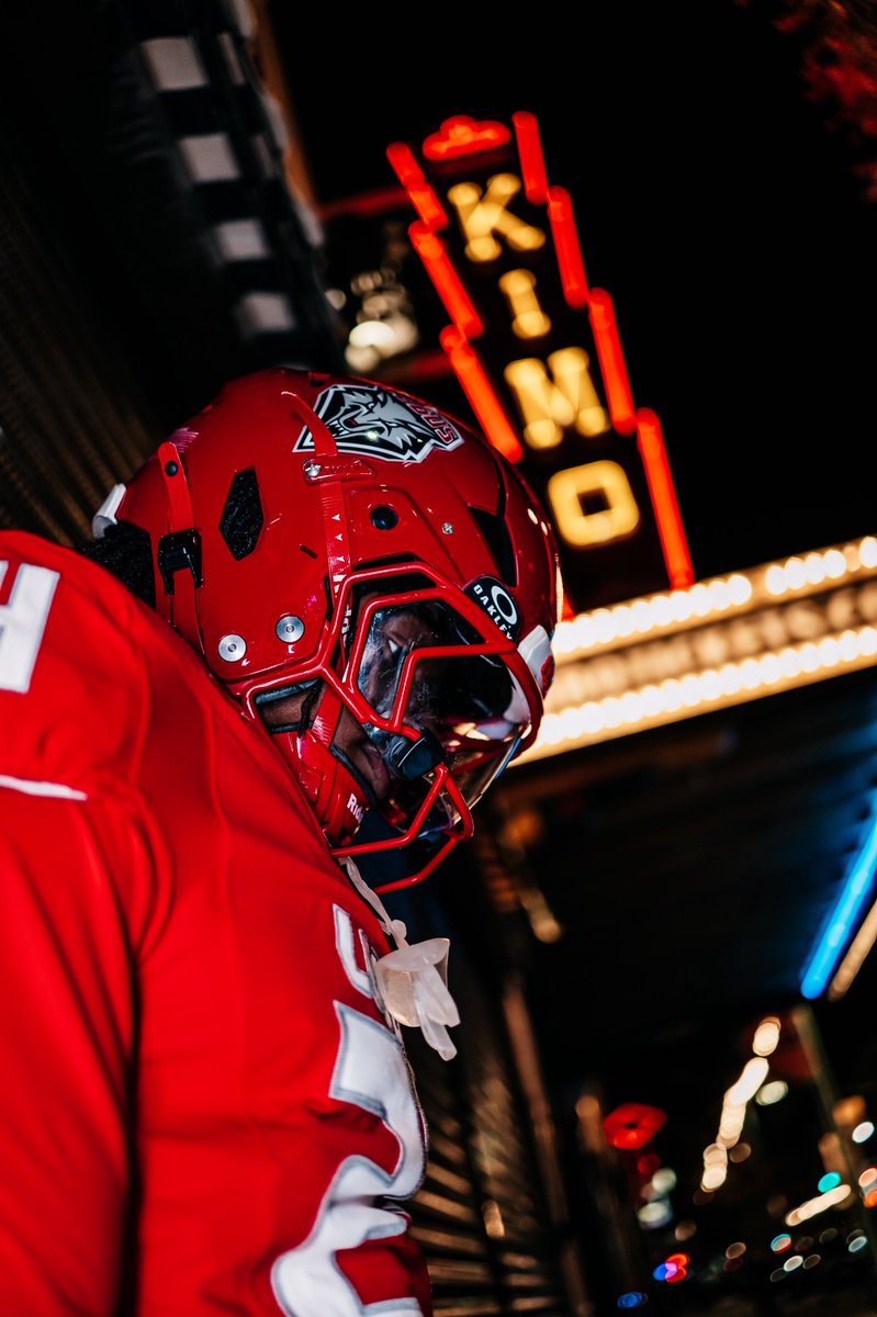 UNMLoboFB's tweet photo. Bright lights and the Lobos💡🌃

🎟️ https://t.co/hPr15LjiBx

#GoLobos | 🐺⬆️ https://t.co/fLxWdkvrSN