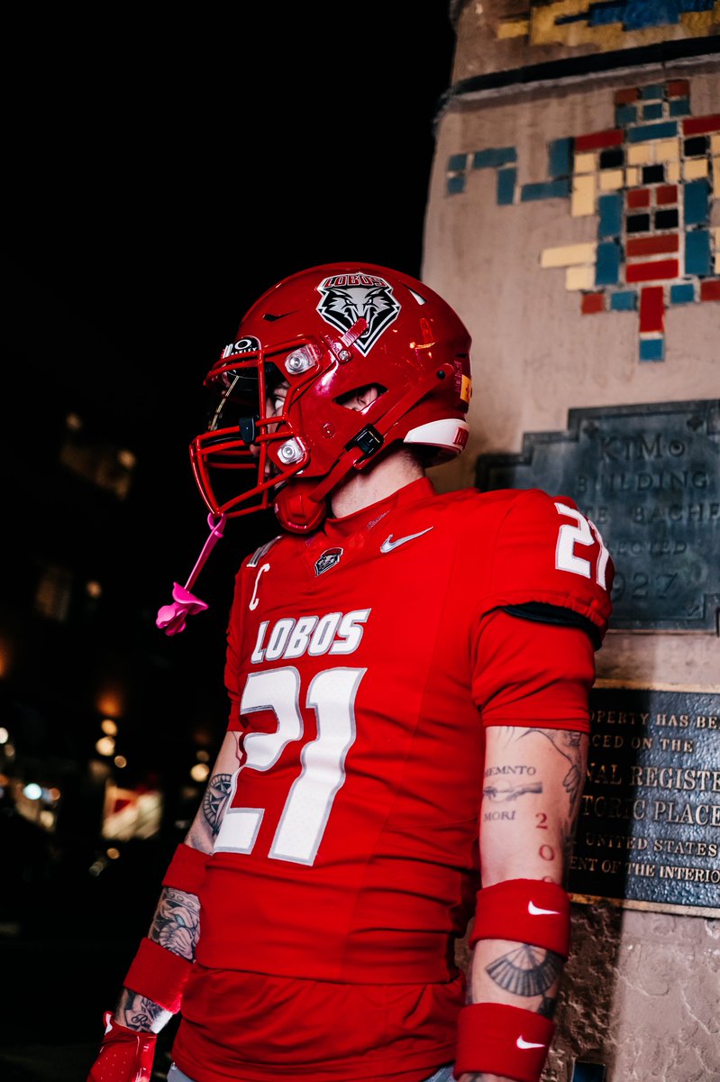 UNMLoboFB's tweet photo. Bright lights and the Lobos💡🌃

🎟️ https://t.co/hPr15LjiBx

#GoLobos | 🐺⬆️ https://t.co/fLxWdkvrSN