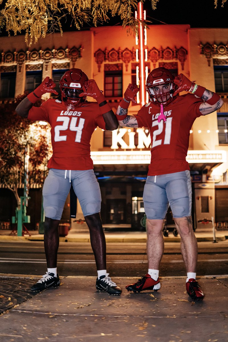 UNMLoboFB's tweet photo. Bright lights and the Lobos💡🌃

🎟️ https://t.co/hPr15LjiBx

#GoLobos | 🐺⬆️ https://t.co/fLxWdkvrSN