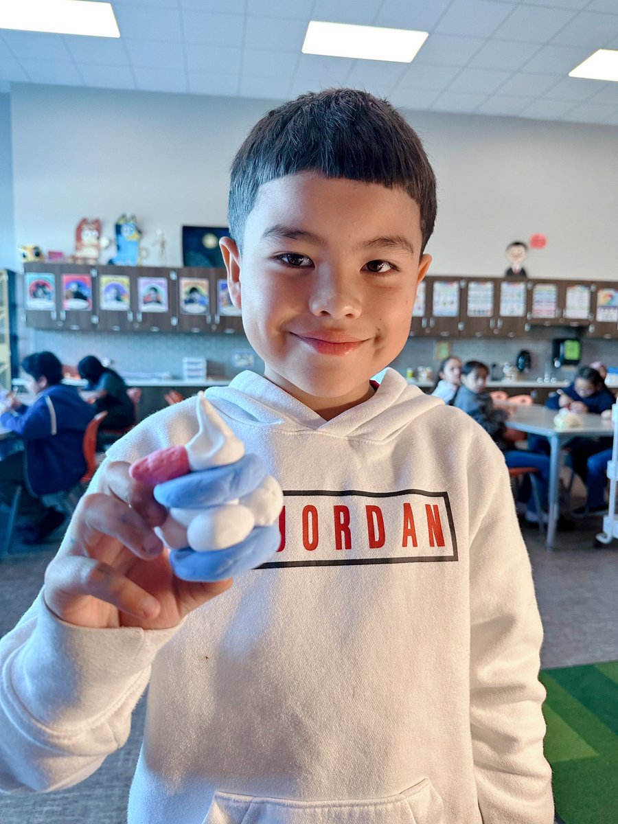 JustinPhanCFISD's tweet image. Today our Advanced Art Club Broncos 🌟 made air dry foam clay macarons! Don’t they look good enough to eat! So much fun making these and using our sculpting skills! 🎨🎂#CFISD #ElementaryArt