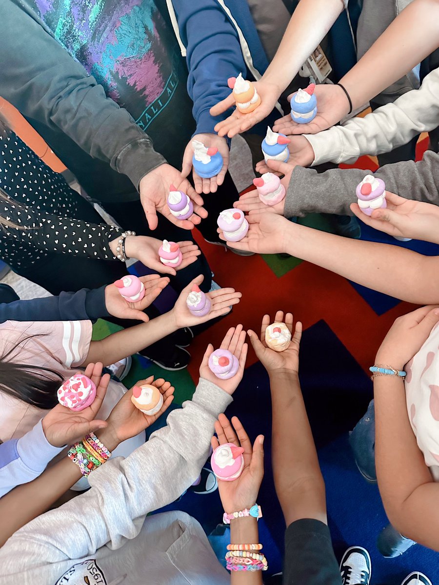 JustinPhanCFISD's tweet image. Today our Advanced Art Club Broncos 🌟 made air dry foam clay macarons! Don’t they look good enough to eat! So much fun making these and using our sculpting skills! 🎨🎂#CFISD #ElementaryArt