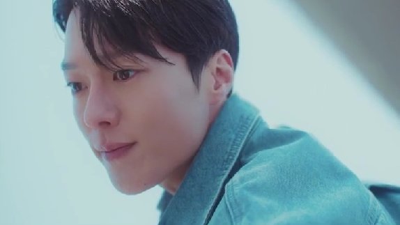 kelly_jyvip's tweet image. Quien es ese hombre que me mira y me desnuda...🎶 🤭😂😂

Lo de #JangKiyong en este drama es una locura, 2 capitulos y ya nos conquisto a todas. Esos besos, esa miradas, esa espalda 😍🔥🔥 
 #DynamiteKissEp2