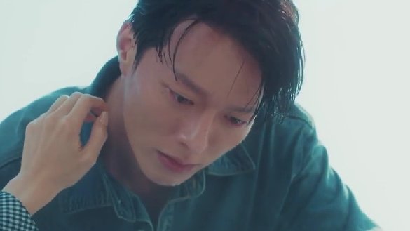 kelly_jyvip's tweet image. Quien es ese hombre que me mira y me desnuda...🎶 🤭😂😂

Lo de #JangKiyong en este drama es una locura, 2 capitulos y ya nos conquisto a todas. Esos besos, esa miradas, esa espalda 😍🔥🔥 
 #DynamiteKissEp2