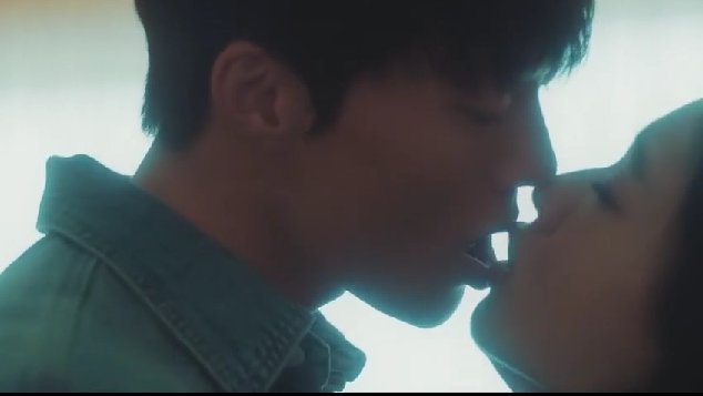 kelly_jyvip's tweet image. Quien es ese hombre que me mira y me desnuda...🎶 🤭😂😂

Lo de #JangKiyong en este drama es una locura, 2 capitulos y ya nos conquisto a todas. Esos besos, esa miradas, esa espalda 😍🔥🔥 
 #DynamiteKissEp2