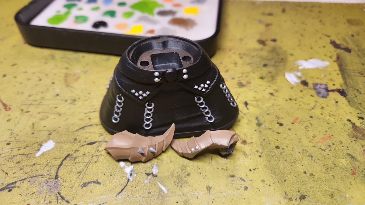 Pwogwess :D
Goth metal girlies, your fashion is great but holy shit it sucks to paint lmao