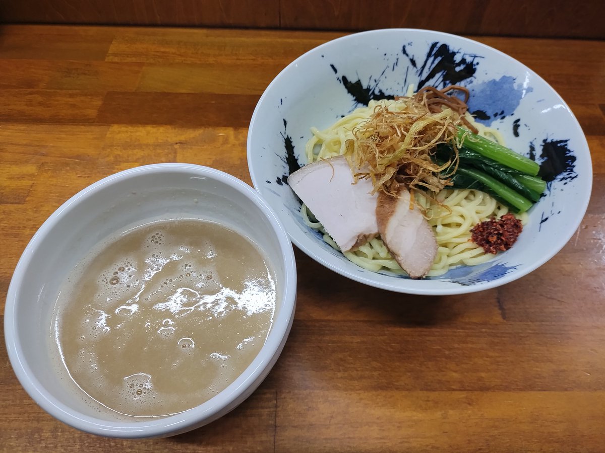 ramenmatsu2022's tweet image. おはようございます！本日金曜日、昼営業のみ。
11:00〜15:00(LO)となります。
今日からスタート！デフォで麺1玉、熱盛り。味噌タレ4キロなくなり次第終了！ま〜あんま出ないと思いますんで、良かったら。ギリ秋を感じるか？