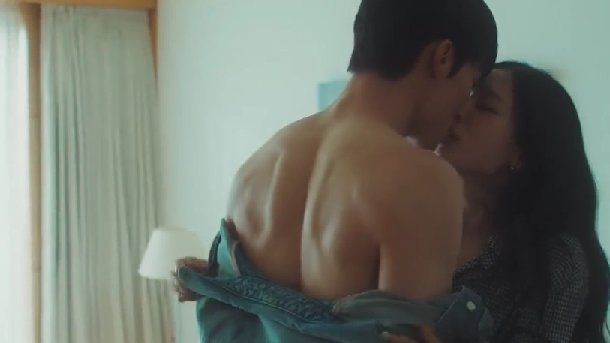 kelly_jyvip's tweet image. Quien es ese hombre que me mira y me desnuda...🎶 🤭😂😂

Lo de #JangKiyong en este drama es una locura, 2 capitulos y ya nos conquisto a todas. Esos besos, esa miradas, esa espalda 😍🔥🔥 
 #DynamiteKissEp2