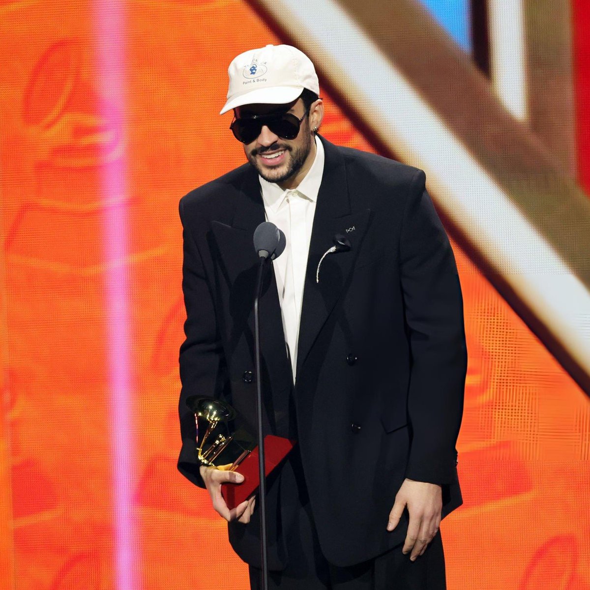 badbunnynetwork's tweet image. Bad Bunny esta noche en los Latin Grammys. ❤️‍🔥
