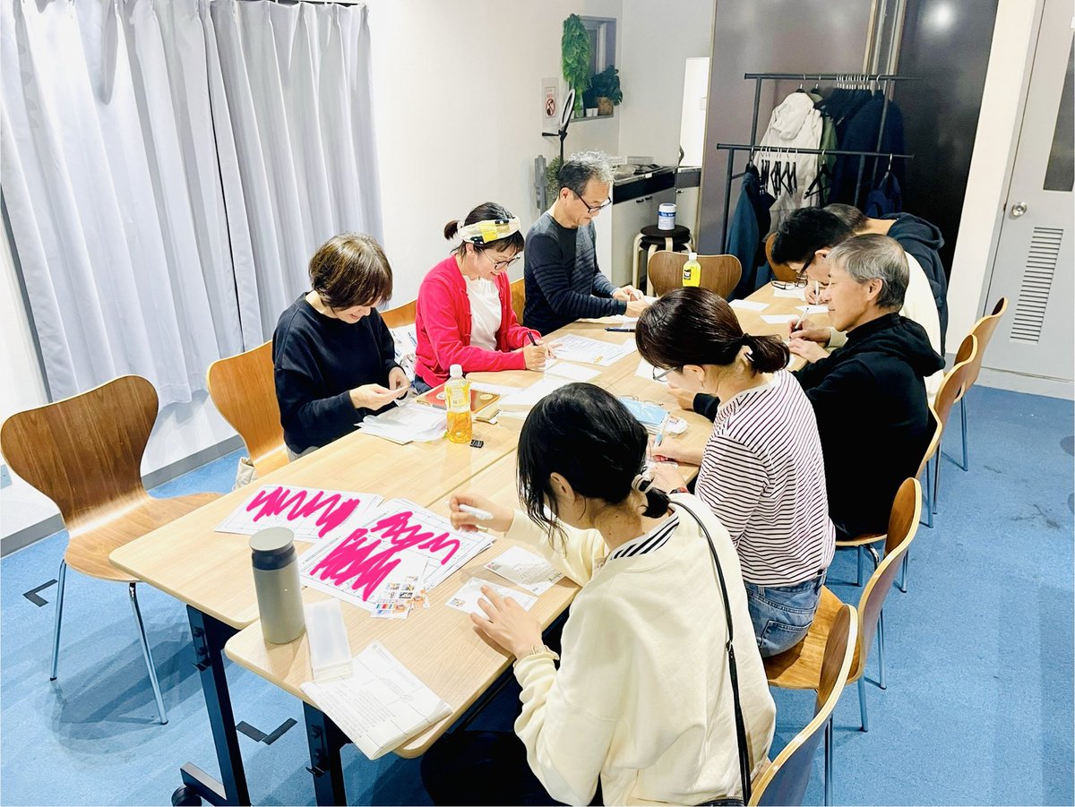 🎁12人の贈り物展2025🎁
先日、メンバーで集まりご案内状の送付作業をしてまいりました✨今回の展示や仕事の話、近況報告などワイワイしながらの作業はあっという間🤭この調子で来月の展示もあっという間に始まっていそうです🖼️