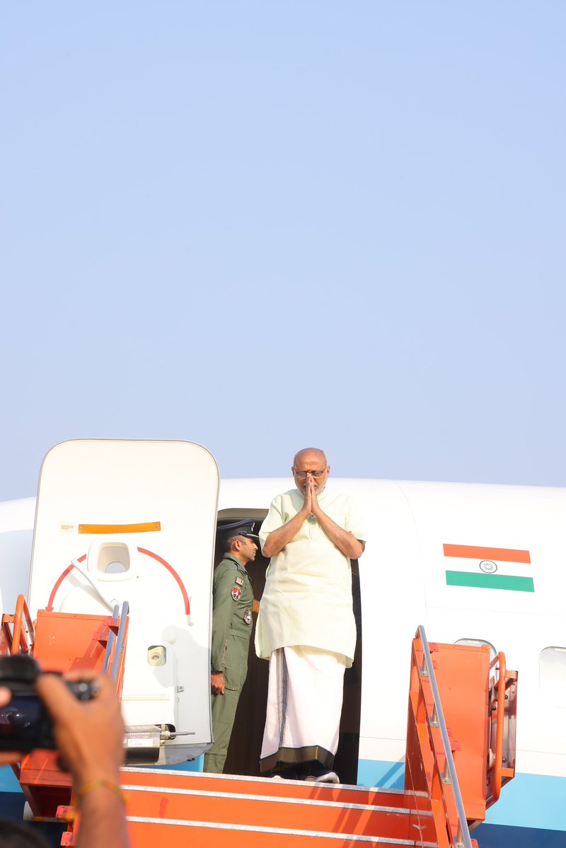 MadhavBJP's tweet image. CII సదస్సు లో పాల్గొన్నడానికి వచ్చిన @VPIndia శ్రీ @CPR_VP గారికి విశాఖపట్నం విమానాశ్రయంలో ఘన స్వాగతం పలకడం జరిగింది.

Warmly welcomed Hon’ble @VPIndia, Shri @CPR_VP ji, at Visakhapatnam Airport — INS Dega — on his visit to attend the CII Summit.

#CII #CII2025 #Visakhapatnam…