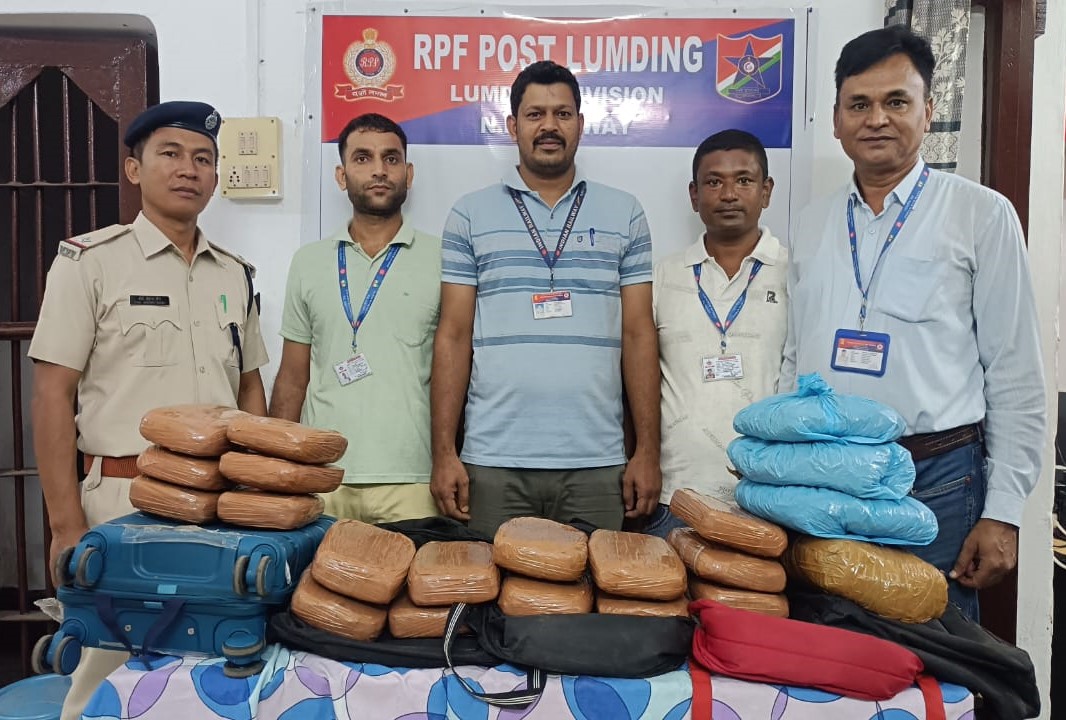 rpfnfrlmg's tweet image. #OperationNarcos
@RPF_INDIA
@RailMinIndia
@zscrnfr
@drm_lmg_nfr
@rpfpcLMG
On 13.11.2025 team of #RPF_CIB/LMG  recovered 21.00Kg&apos;s suspected Ganja, value Rs. 2,10,000/-from T/No 13174DN K J Exp.R/SLR at LMG Railway station &amp;amp; handed over to GRPS/LMG for legal action