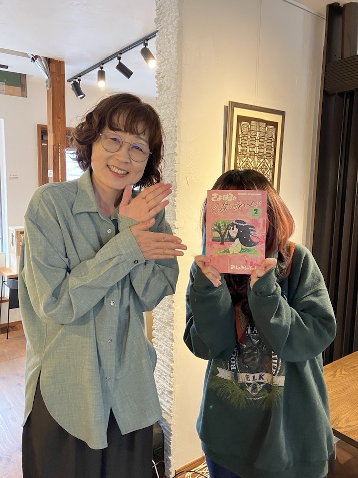 tocotoco_itoko's tweet photo. 11月14日㈮ はれ
みしゃみしゃちゃんが音降る山フェスティバル主催の青野さんに作品を届けに来てくれました!
サインも入れてもらったよ~ありがとうございます。
@sayoharu3486
@otofuruyama https://t.co/xgfIMow8Sd
