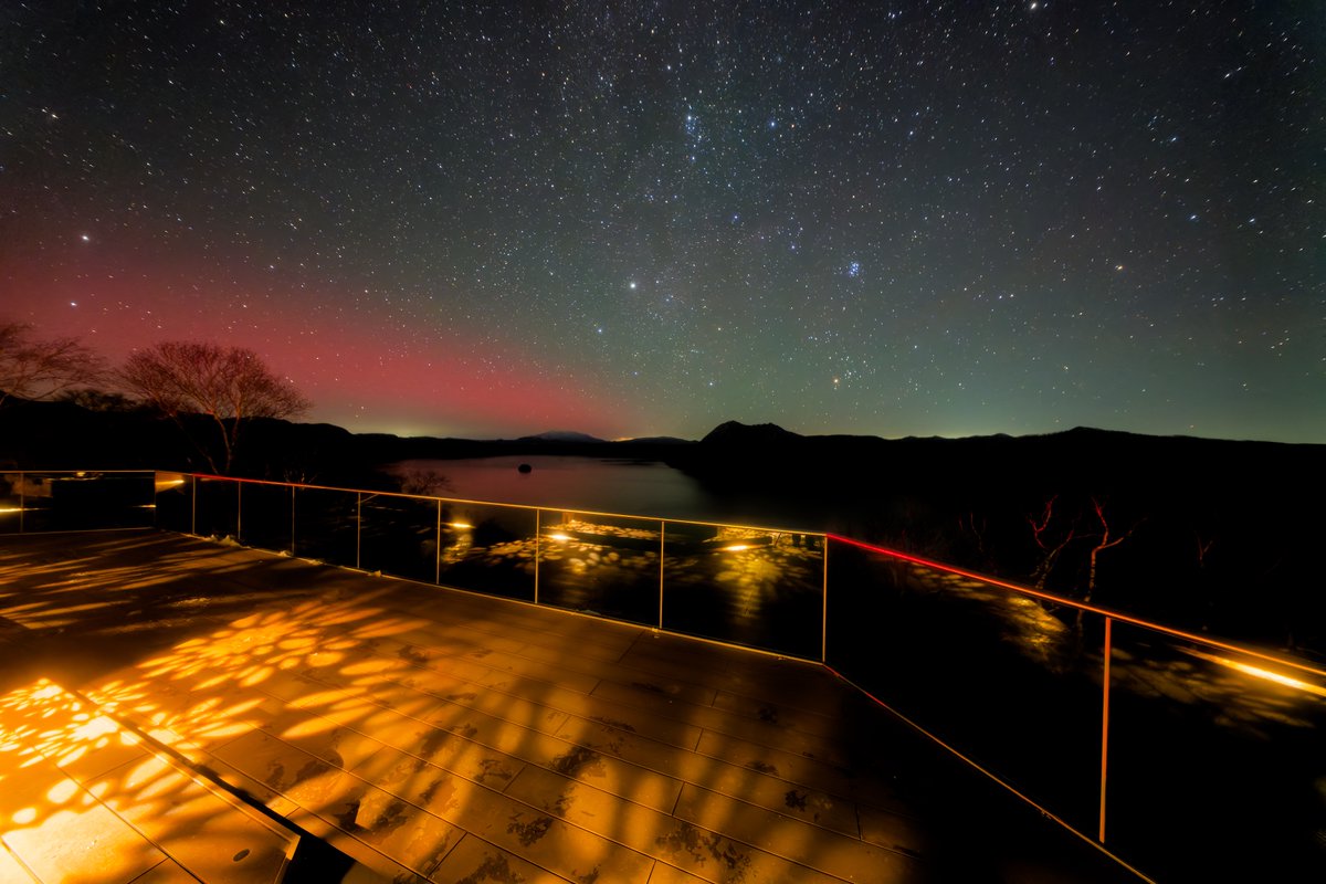 今回オーロラを撮影した摩周湖のカムイテラスです
夜でも照明があり、アウトドア用のソファもあって星空を眺めながらくつろぐこともできます🌟

２〜３年前にリニューアルして素敵な空間になっておりますので、お近くに宿泊された時は夜の摩周湖に訪れるのもおすすめですよ！