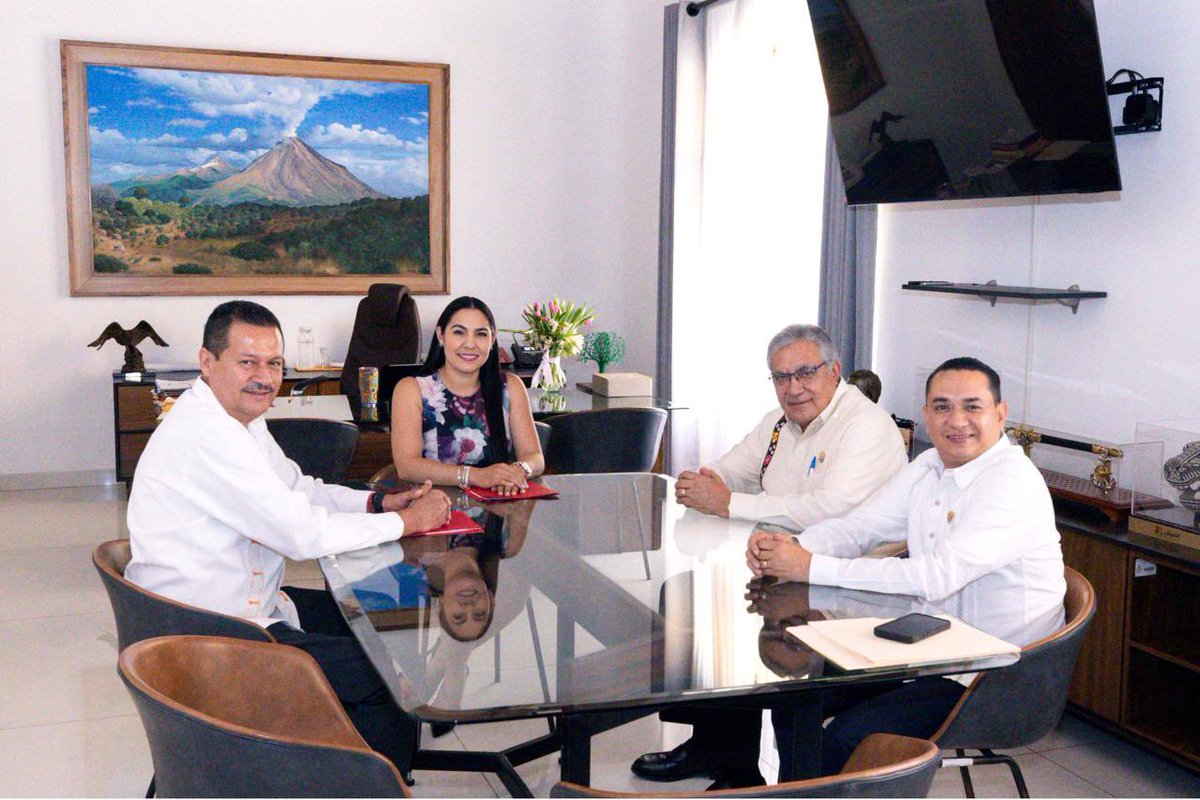 En un diálogo respetuoso, el Srio. Gral. del #SNTE, Mtro. Alfonso Cepeda Salas, y la gobernadora de #Colima, <a href="/indira_vizcaino/">Indira Vizcaíno</a>, acordaron continuar trabajando de la mano por los maestros, la educación y la transformación de México.
🤝📚