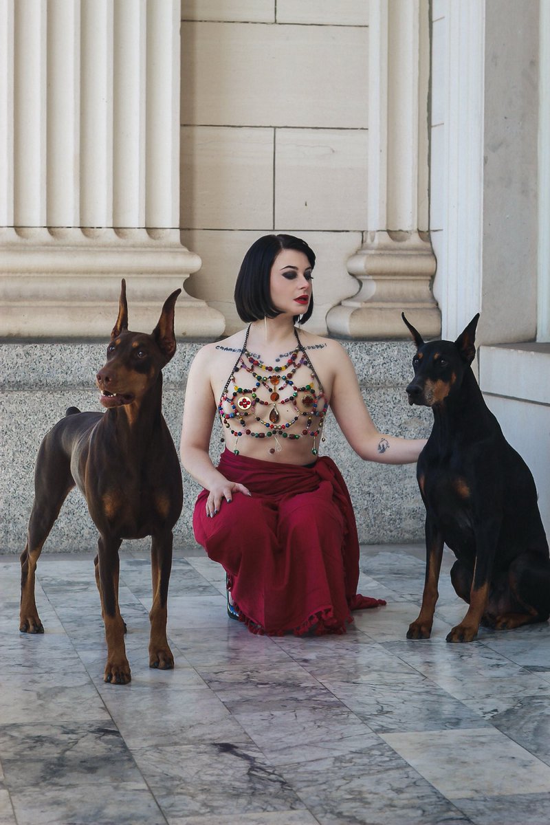 harlikane's tweet image. Real hot girls don’t need to use AI to pose with cute animals 💅