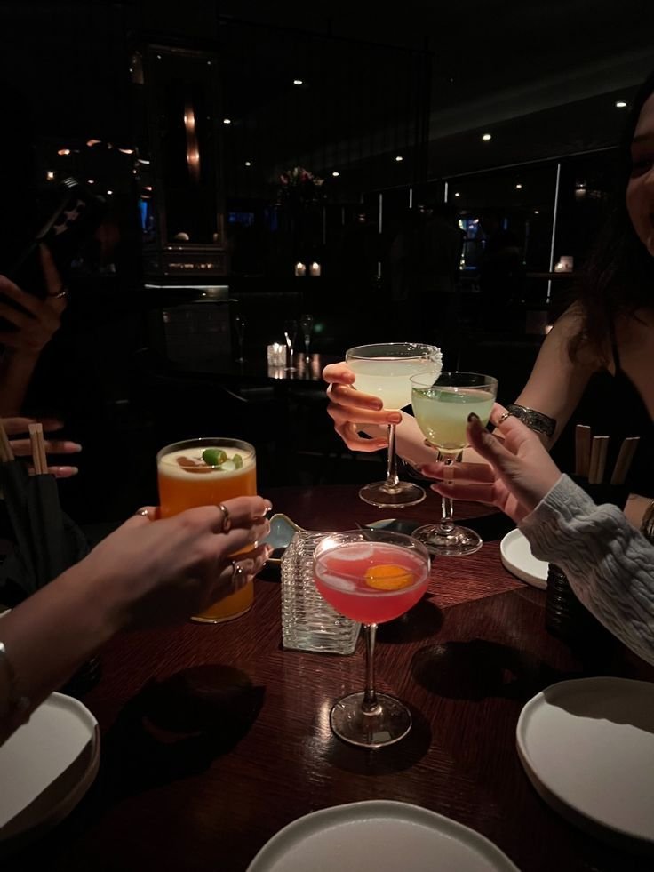 MoonlitMavyi's tweet image. Every glass tells a story. 📖 #WineTasting #Epicurean