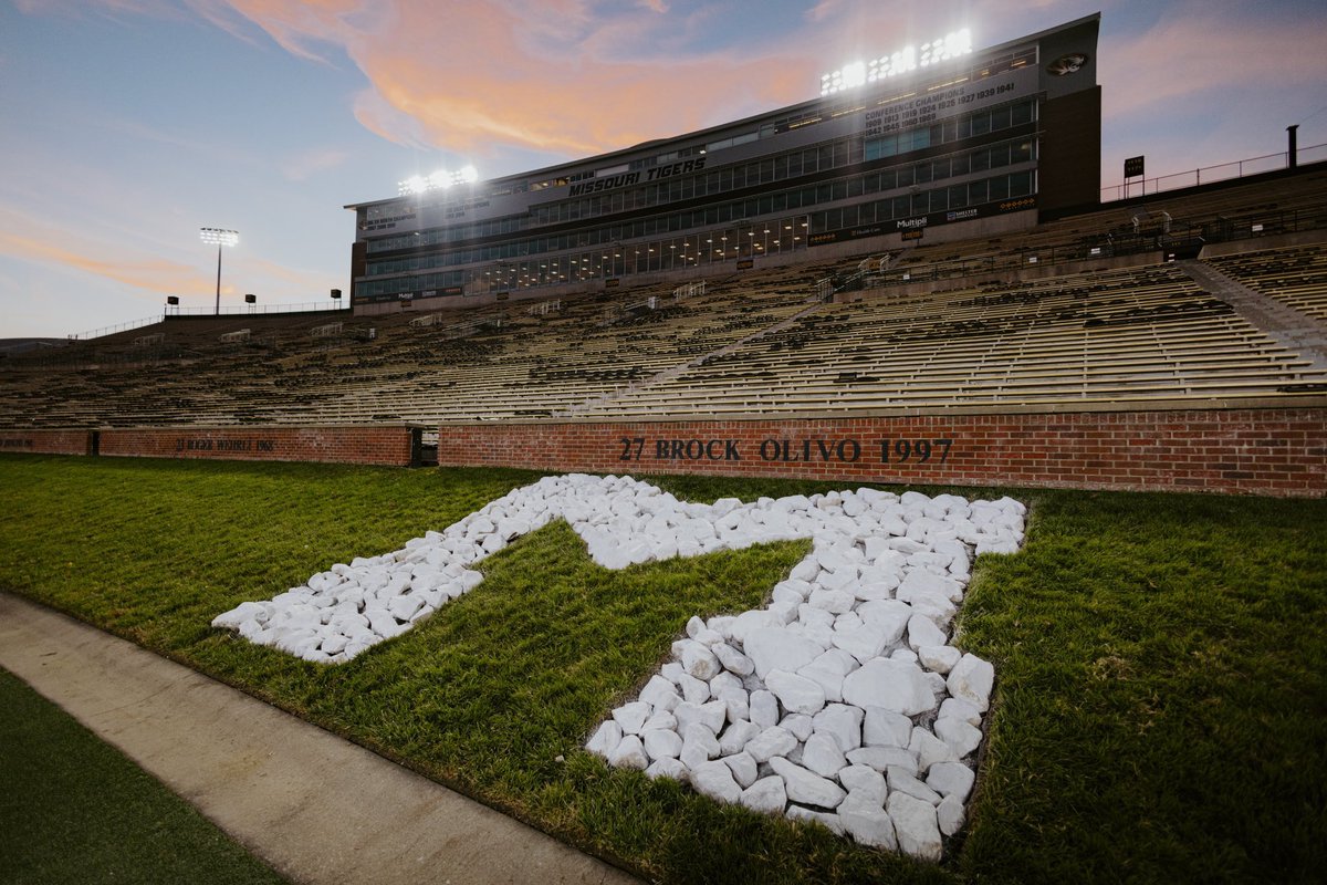 BallCoachHP's tweet image. C/0 26,27,28,29 if you are interested in getting noticed/ recruited by THE
 university of Missouri (@MizzouFootball )
Comment your film, Retweet/ Repost and dm us at 101-recruiting @BallCoachHP