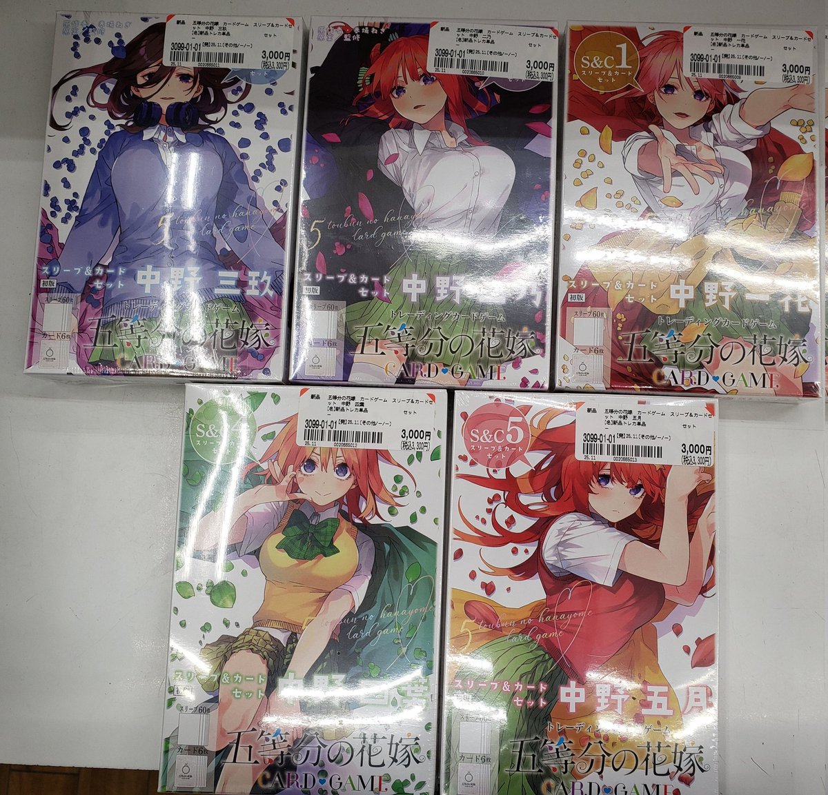 ✨入荷情報✨ 本日発売 #五等分の花嫁カードゲーム スリーブ＆カード