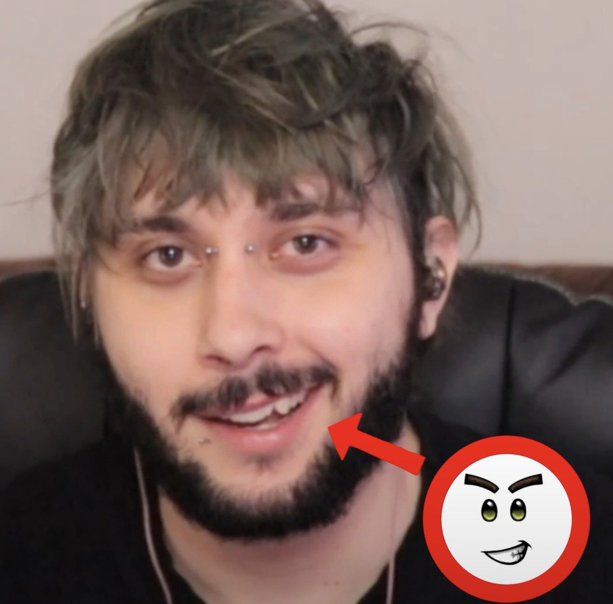 Sou jovem, com tatuagens, não sei cozinhar e ainda sou um empresário com uma dívida avaliada em 25K no total, o segredo? Irresponsabilidade financeira! Gastando arduamente sem descanso!