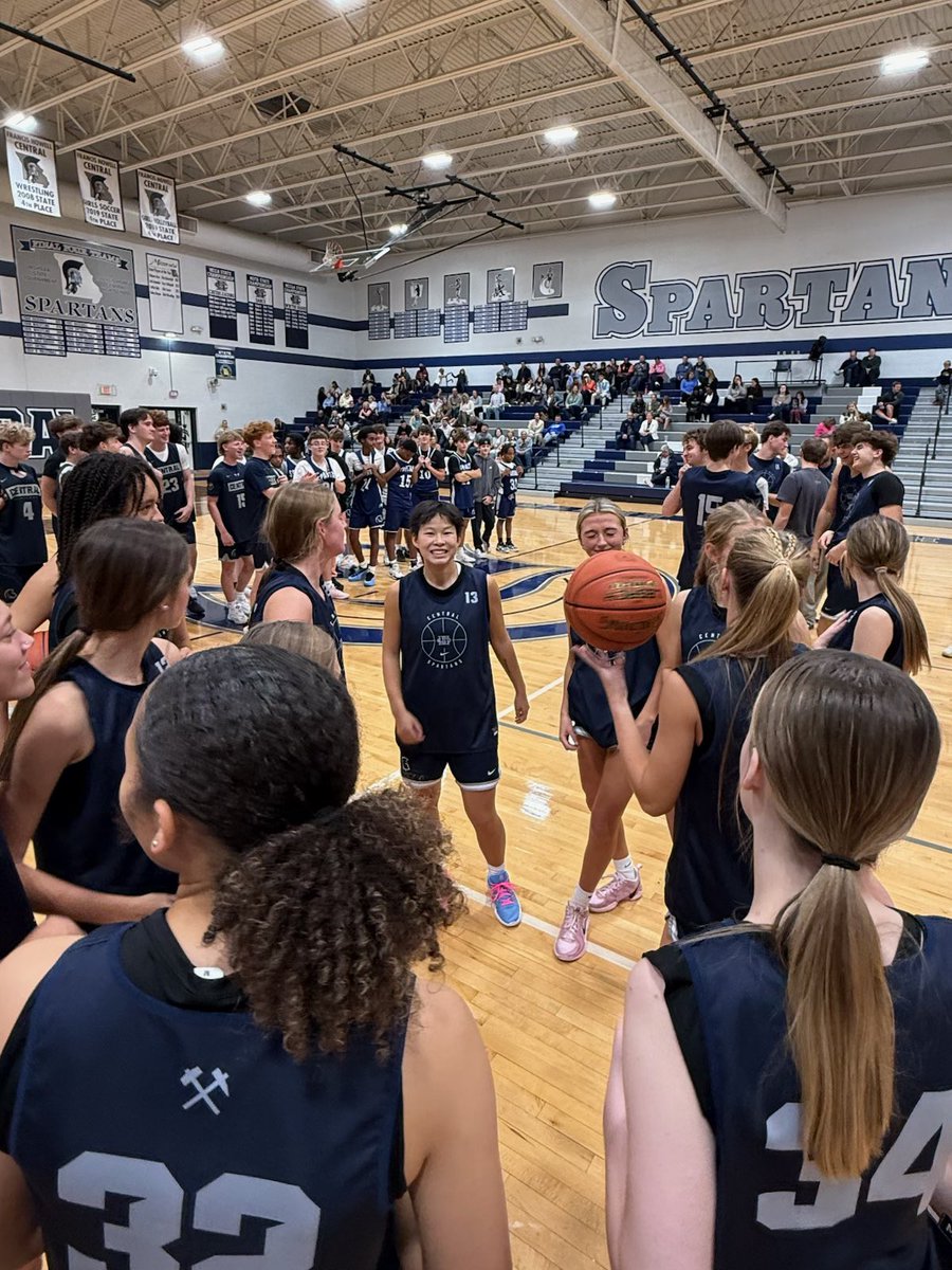 FHCgirlsbball's tweet photo. Fun competitions, loud laughs, and a team that turns everything into a highlight reel 😆📸
#WinterBlast❄️ #PTR⚒️ https://t.co/tNYembyfc2