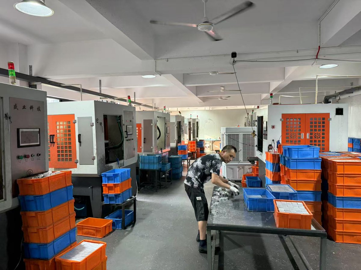 fengshzxhy's tweet image. Our team is working hard in the solenoid valve workshop. 💪
#SolenoidValve #Manufacturing #FactoryWork #Automation #Pneumatics #Industry40 #ProductionLine