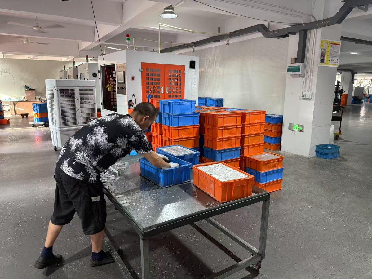 fengshzxhy's tweet image. Our team is working hard in the solenoid valve workshop. 💪
#SolenoidValve #Manufacturing #FactoryWork #Automation #Pneumatics #Industry40 #ProductionLine