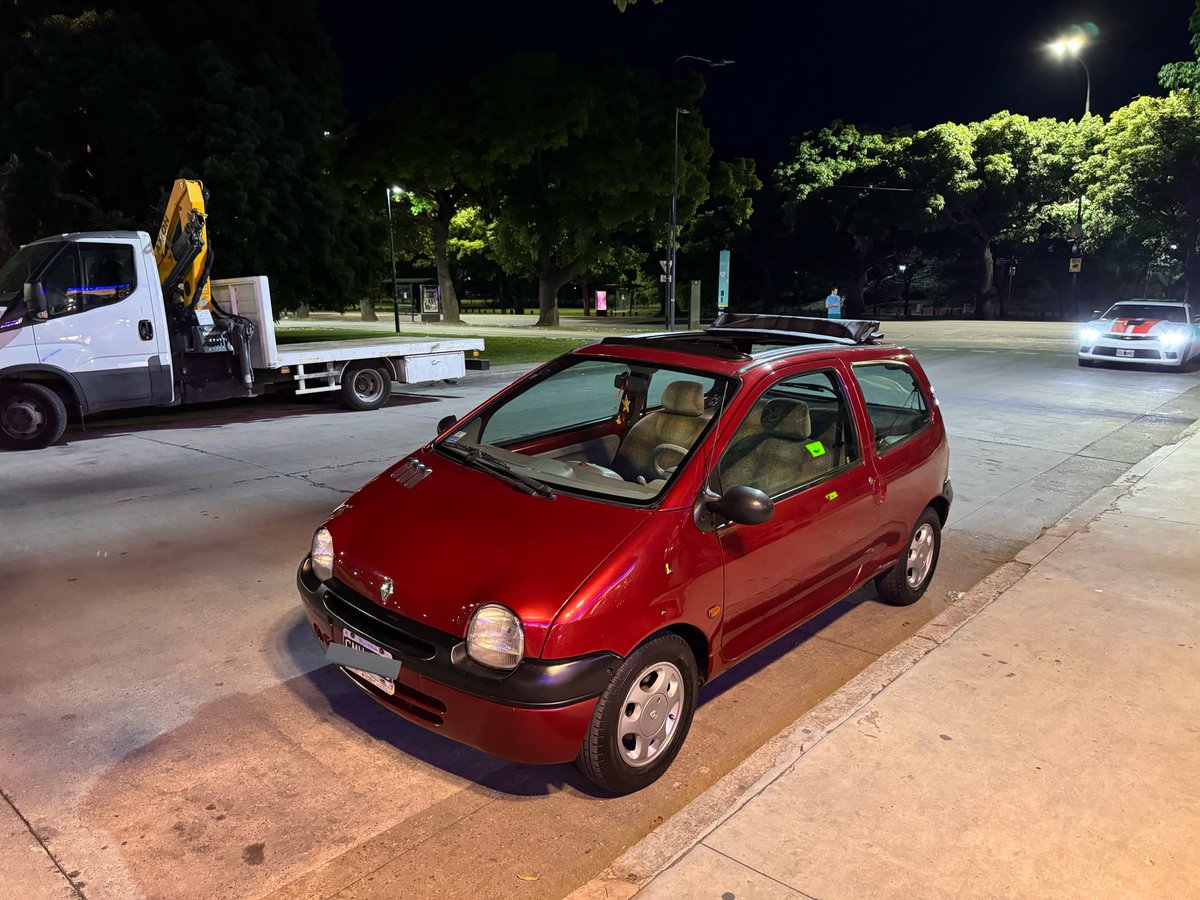 4amNicc's tweet photo. Mis felicitaciones al dueño de éste Twingo. 
Excelente estado de conservación. https://t.co/lcnAQBNiZS