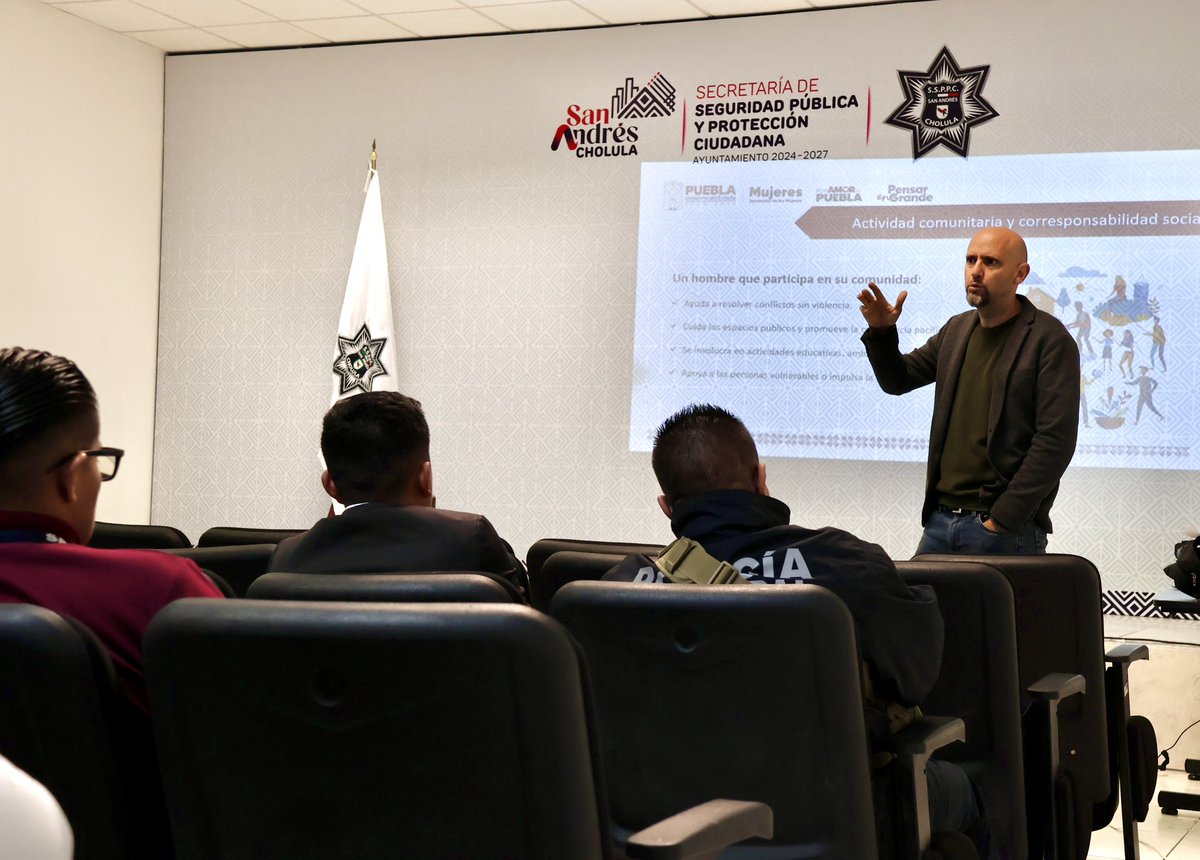 SSPPCSnAndresCH's tweet image. 🔹 En la #SSPPC, construimos relaciones equitativas y respetuosas en el ámbito laboral. 🚺🚹

👨🏼‍🏫 Se llevó a cabo el taller “Masculinidades Positivas y Participación Comunitaria”, impartido por la Secretaría de las Mujeres del @Gob_Puebla.