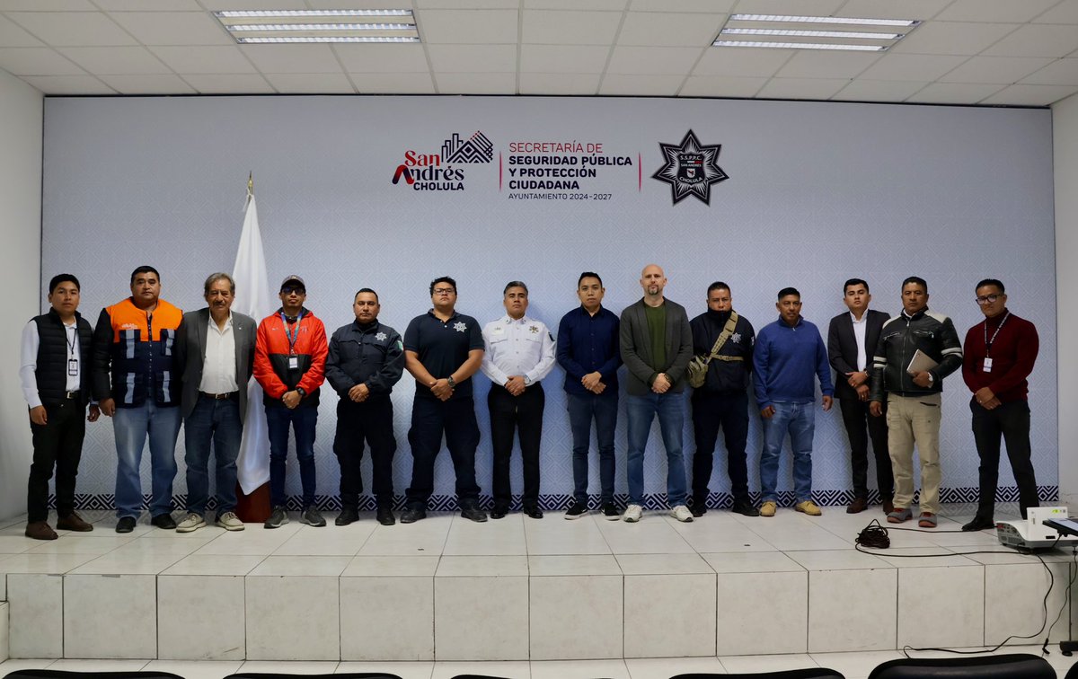 SSPPCSnAndresCH's tweet image. 🔹 En la #SSPPC, construimos relaciones equitativas y respetuosas en el ámbito laboral. 🚺🚹

👨🏼‍🏫 Se llevó a cabo el taller “Masculinidades Positivas y Participación Comunitaria”, impartido por la Secretaría de las Mujeres del @Gob_Puebla.