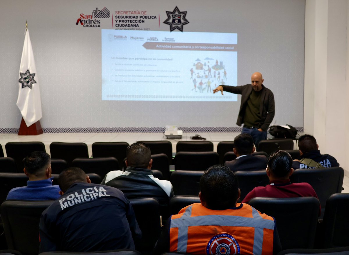 SSPPCSnAndresCH's tweet image. 🔹 En la #SSPPC, construimos relaciones equitativas y respetuosas en el ámbito laboral. 🚺🚹

👨🏼‍🏫 Se llevó a cabo el taller “Masculinidades Positivas y Participación Comunitaria”, impartido por la Secretaría de las Mujeres del @Gob_Puebla.