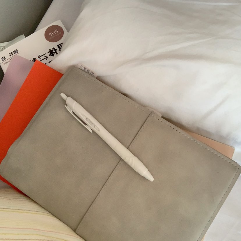 11月13日、無事出産しました＾＾

痛かった。けど、

1番意識した事は
「ゆっくりしっかり息を吐く」と
「赤ちゃんが産まれやすいようにと願う」事。

そうすると落ち着いて出産できました。

新生児可愛すぎる。

早速授乳始まって
1時間睡眠をちょこちょこする生活。

起き上がれなくても手帳書く📔