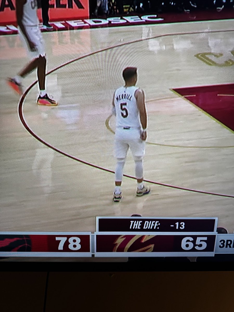 1stnFREEthrow's tweet image. Watching the Cavs - Raptors game right now and can someone please tell me why this is on the screen. Please say it’s for something else other than basic math.