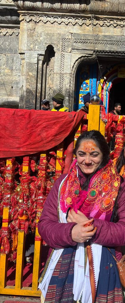 उधर एक अवाज निकलती है और लाखों सिर सजदे मे झुक जाते है,,
 इधर मैं  " जय श्री राम " लिख हुं, कुछ हिंदू पोस्ट पढ़कर साइड से निकल जाते है,

जय श्री राम...।।