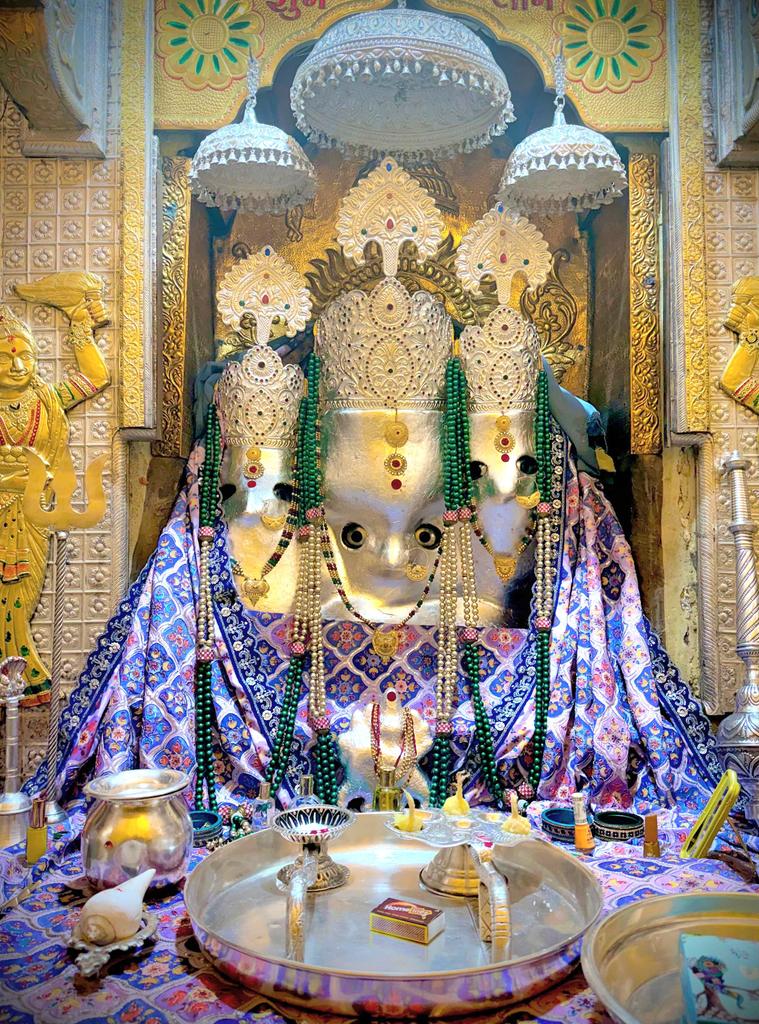 ।। जय माँ बगलामुखी ।।

माँ बगलामुखी, नलखेड़ा के आज के प्रात: दर्शन आपके लिये।

आपका दिन शुभ हो।

अपना ध्यान रखिए!

॥ ॐ ह्लीं बगलामुखी सर्व दुष्टानां वाचं मुखं पदं स्तंम्भय जिव्हां कीलय बुद्धिं विनाशय ह्लीं ॐ स्वाहा ॥ 

👣जय माँ बगलामुखी जी 👣

😊🙏✌️