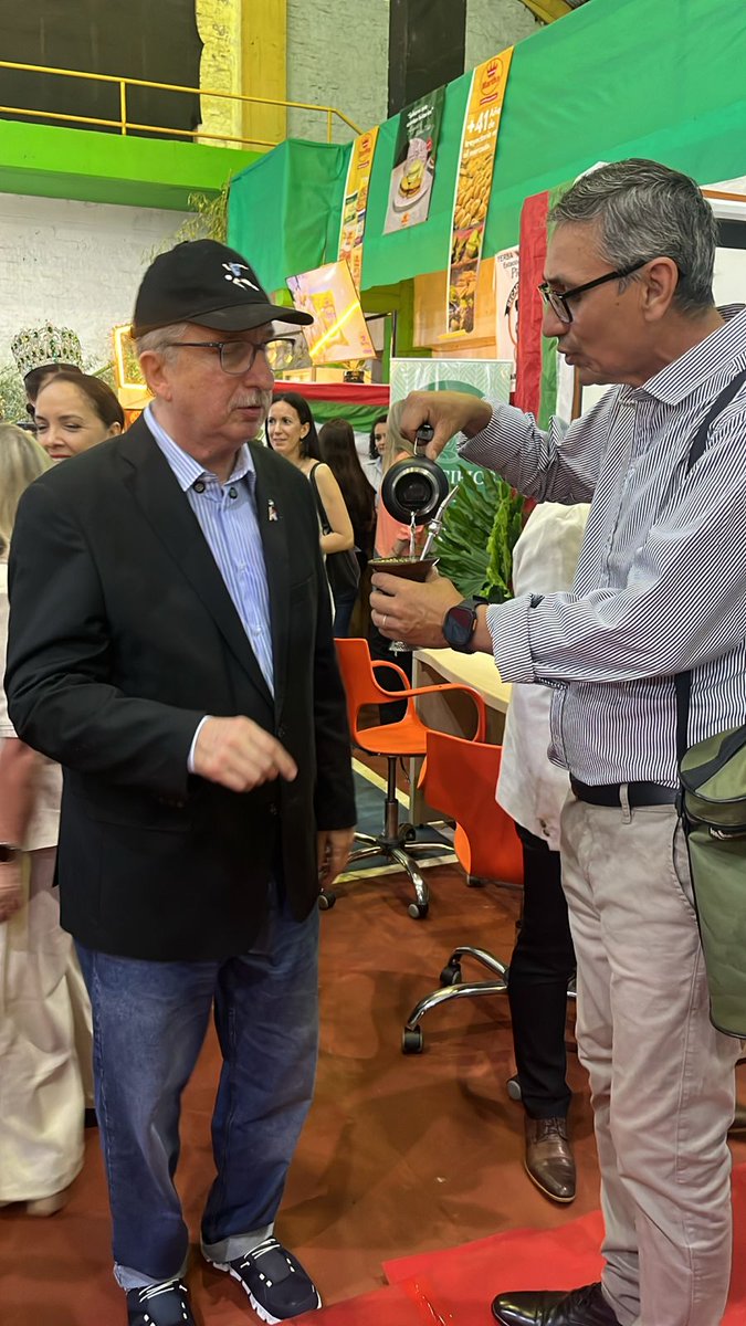 CopelloJose's tweet image. Fiesta Nacional e Internacional de la Yerba Mate con Nuestro Gobernador @passalacquaok nuestra Intendente @MariaEugeniaSafran nuestro Ministro de Hacienda @adolfosafran y todas las Autoridades y Gabinete Brindando con Yerba Mate Gracias y Bendiciones
